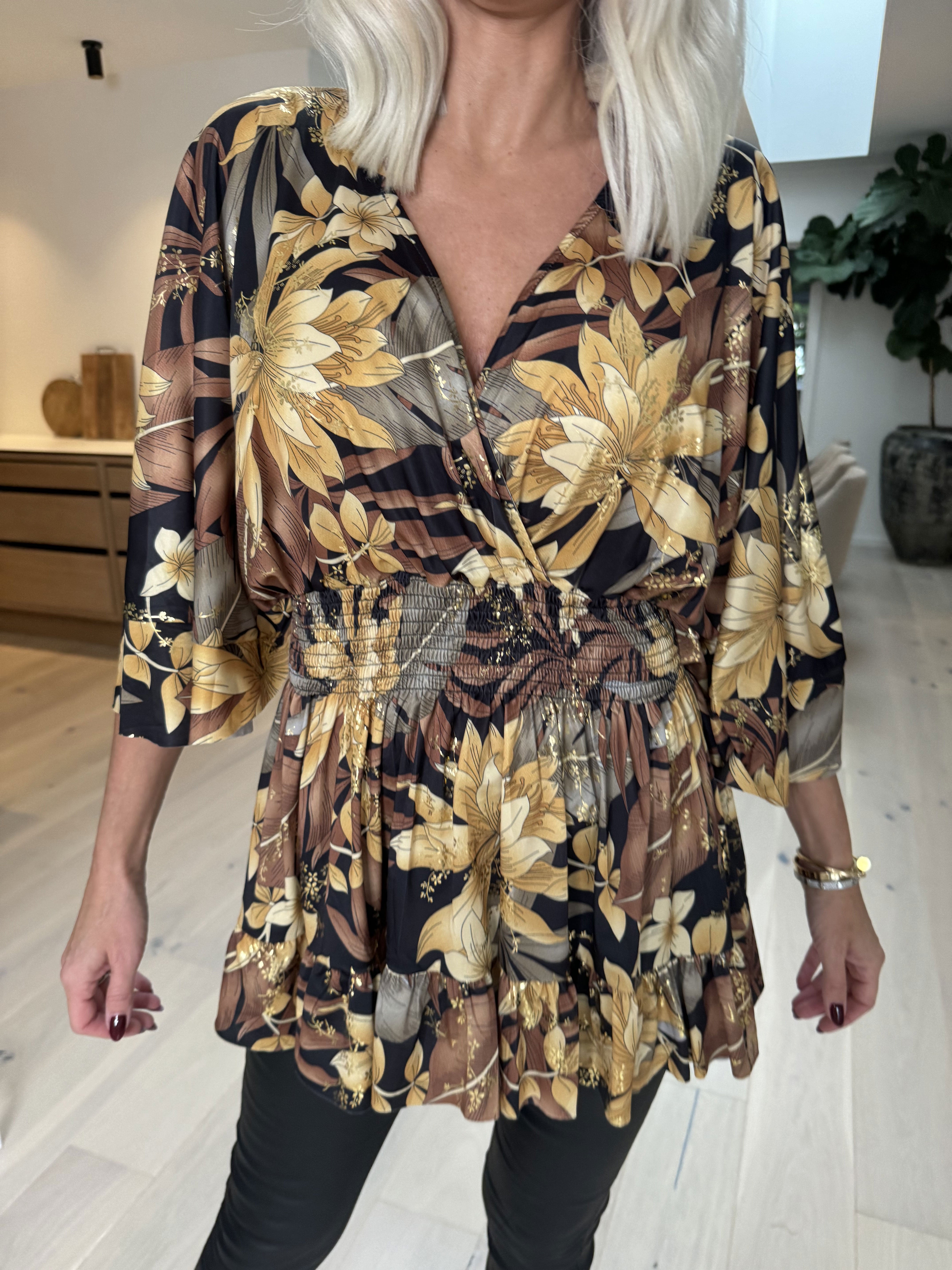 Pamela Gold Flower Shirt - Sød tunika med smock og flæser